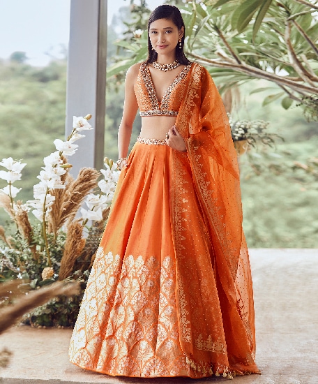 Gorgeous Banarasi Lehengas We Are Totally Crushing On! | Lehenga designs, Banarasi  lehenga, Indian wedding outfits